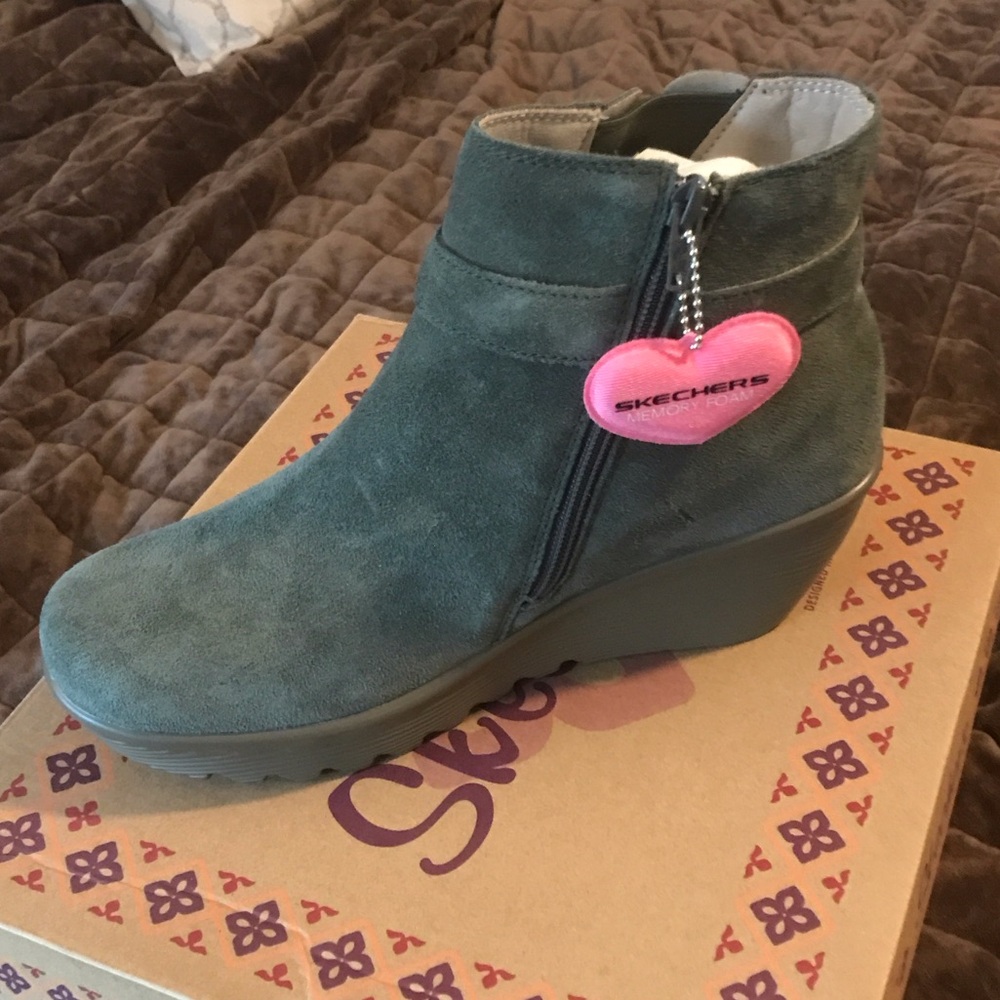 NEW ~ Skechers Women's Olive Wedge Boots